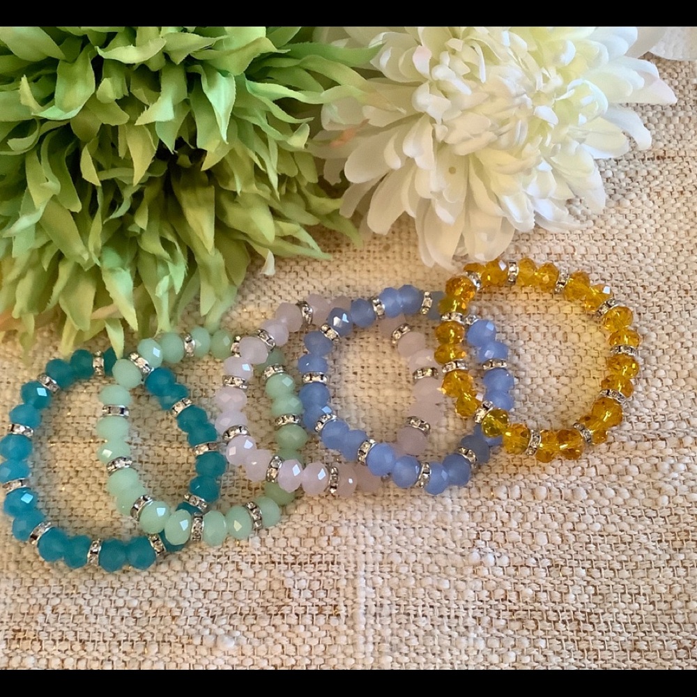 Set of 5 different colors stretch bracelet.